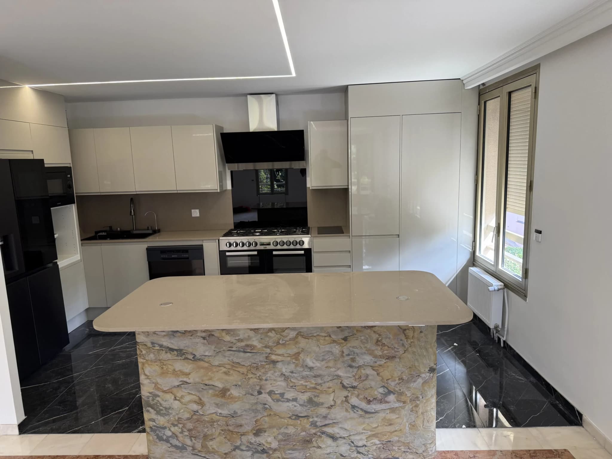 Cuisine sur mesure avec îlot rétroéclairé — rénovation Yema Conseil au Raincy