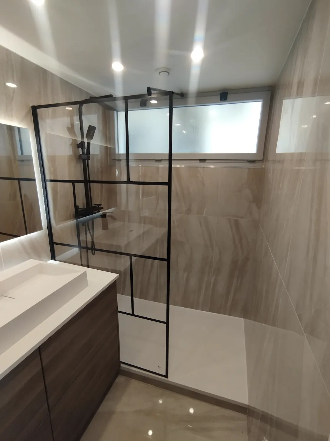 Paris 16 — Une salle de bain enveloppante et lumineuse